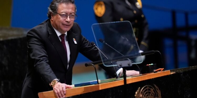 Presidente de Colombia designa ministro de Trabajo y empieza a recomponer su gabinete en crisis