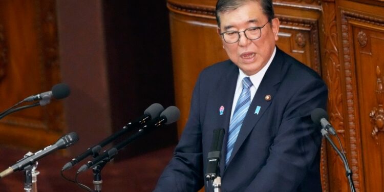 Premier japonés Ishiba enfrenta un acto de equilibrio en primera reunión con Trump