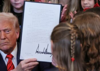 Trump firma orden ejecutiva para excluir a atletas transgénero de deportes femeninos