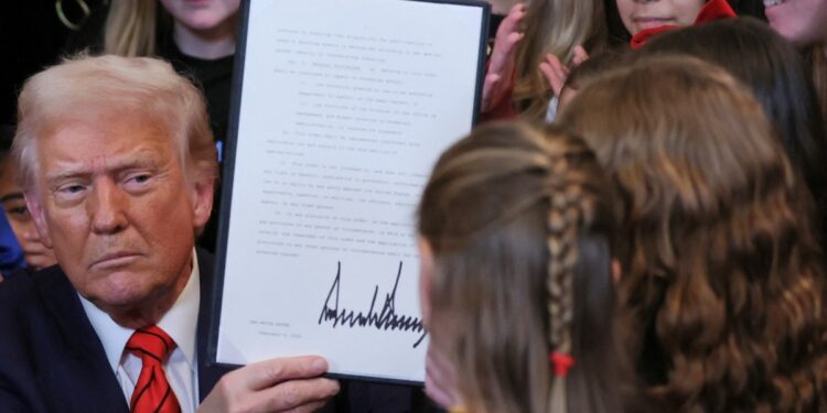 Trump firma orden ejecutiva para excluir a atletas transgénero de deportes femeninos