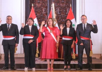 Presidenta de Perú cambia sorpresivamente a ministro de Economía