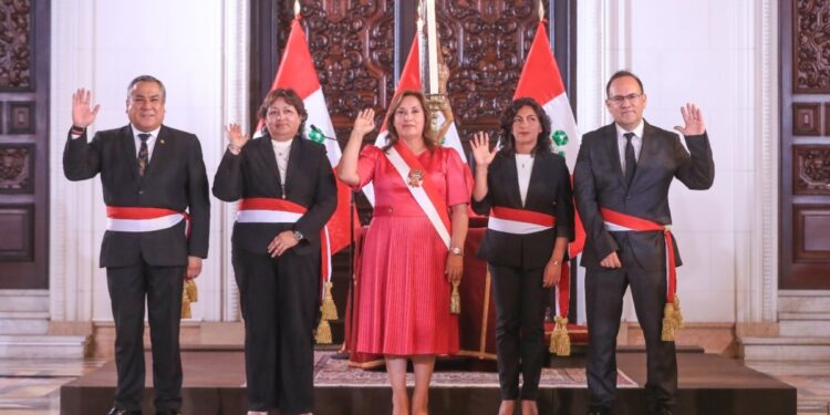 Presidenta de Perú cambia sorpresivamente a ministro de Economía