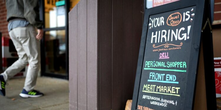 Número de estadounidenses que solicitaron ayudas por desempleo alcanza su mayor nivel en 3 meses