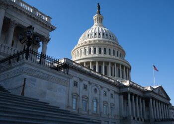 Legisladores buscan conciliar proyectos de fondos del gobierno