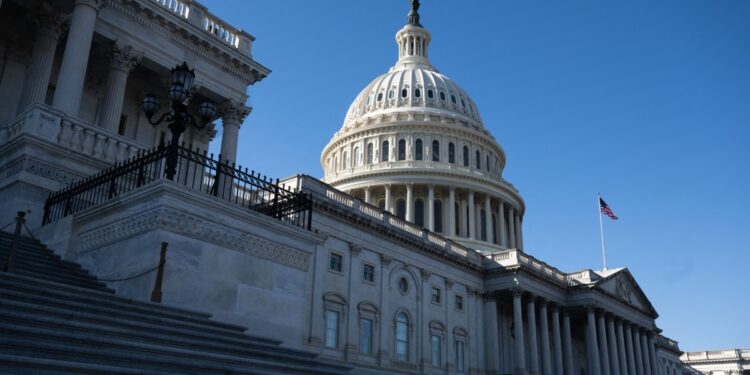 Legisladores buscan conciliar proyectos de fondos del gobierno