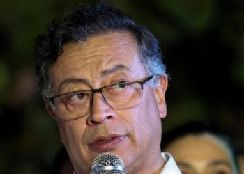 Presidente de Colombia pide renuncia a ministros en medio de crisis en su gabinete