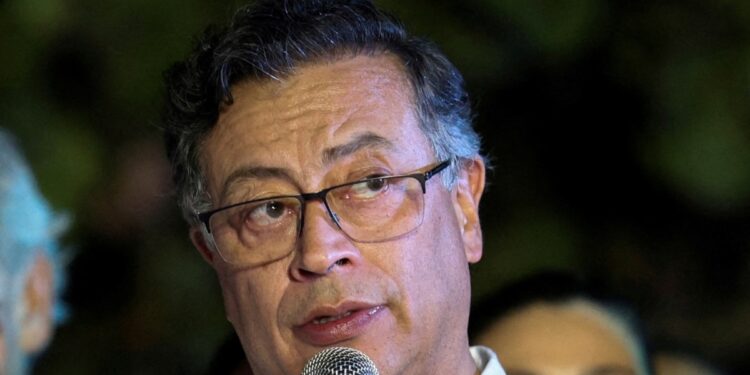 Presidente de Colombia pide renuncia a ministros en medio de crisis en su gabinete