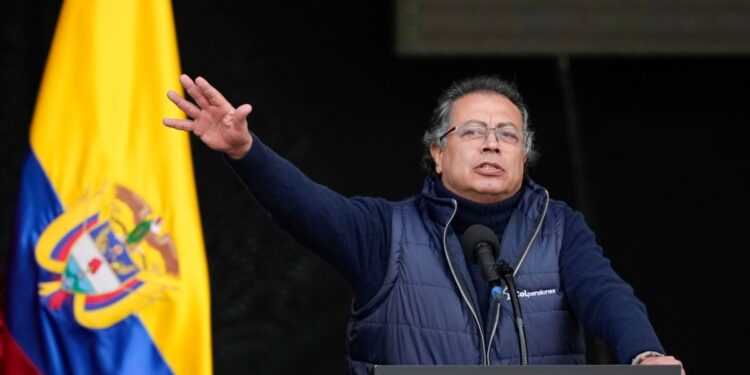 Expertos consideran que Gustavo Petro comete errores en su relación con el presidente de EEUU