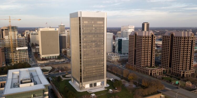 La Fed se inclina por más recortes de tasas en medio de incertidumbre en EEUU, dice Barkin