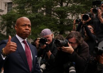 Departamento de Justicia ordena retirar cargos contra alcalde de Nueva York