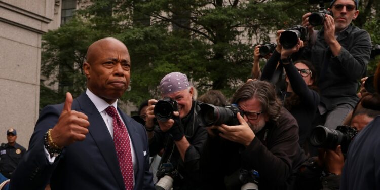 Departamento de Justicia ordena retirar cargos contra alcalde de Nueva York