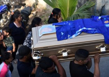 Familias lloran a las víctimas del fatal accidente de bus en Guatemala