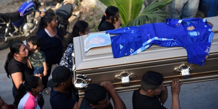 Familias lloran a las víctimas del fatal accidente de bus en Guatemala