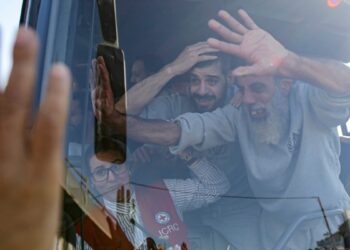 Hamás libera a tres rehenes en el intercambio más fluido tras el cese del fuego en Gaza