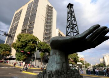 Repunta el petróleo tras cese de licencia a Chevron.
