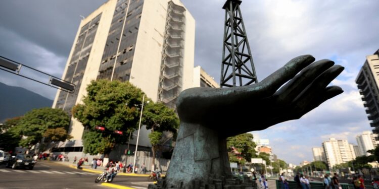 Repunta el petróleo tras cese de licencia a Chevron.