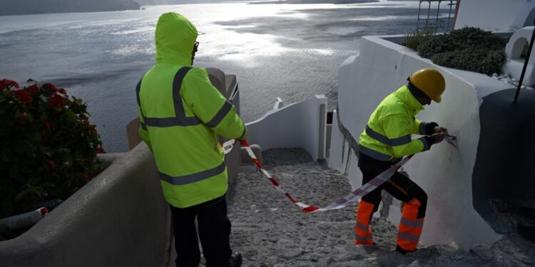 Aumento de actividad sísmica provoca estado de emergencia en la isla griega de Santorini