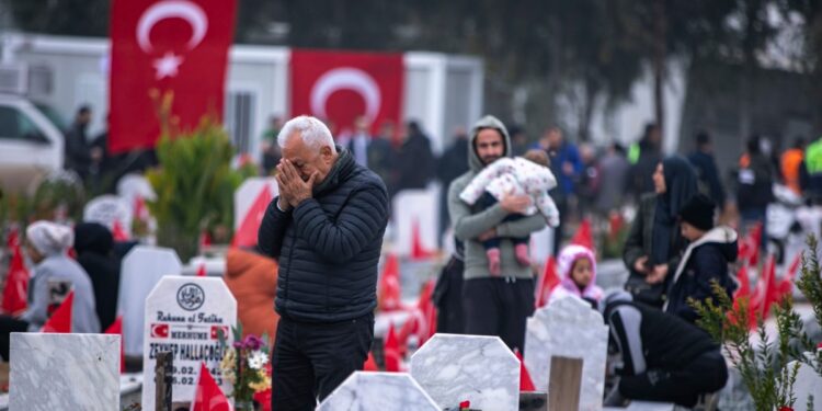 Dos años después, sobrevivientes de sismo en Turquía siguen lidiando con pérdidas y dificultades