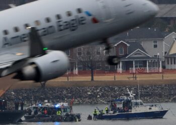 Avanzan investigaciones sobre causa de choque entre aeronaves en Washington