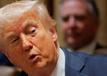 Trump ordena a las agencias que revisen y rescindan los contratos «innecesarios»