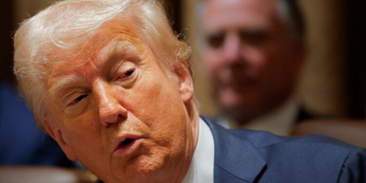 Trump ordena a las agencias que revisen y rescindan los contratos «innecesarios»