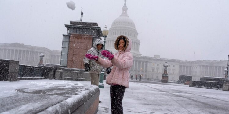 Tormentas invernales siguen azotando el Este de EEUU con miles de afectados y cientos de accidentes