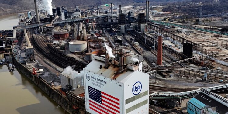 El presidente Trump impone aranceles del 25% a las importaciones de acero y aluminio