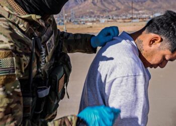 Secretaria de Seguridad de EEUU revela fotos de los primeros migrantes enviados a Guantánamo: «Albergará a los peores de los peores»