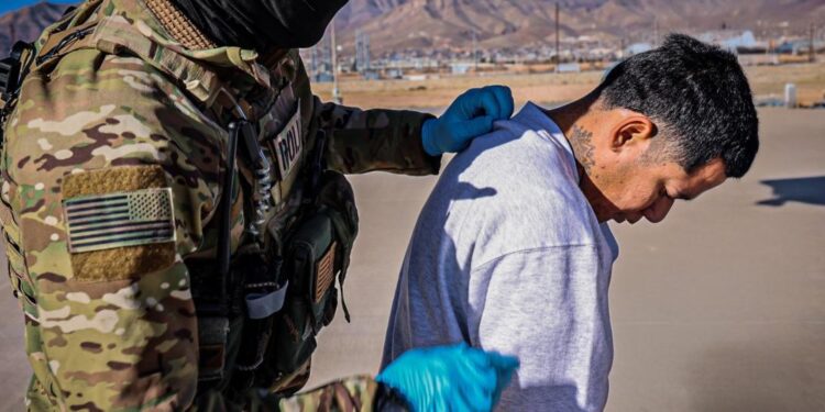 Secretaria de Seguridad de EEUU revela fotos de los primeros migrantes enviados a Guantánamo: «Albergará a los peores de los peores»