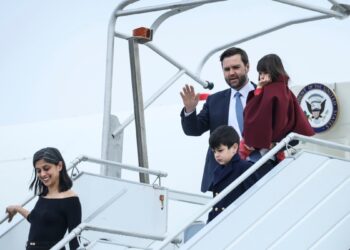 El vicepresidente de EEUU, JD Vance, hace su debut en el escenario internacional en una cumbre de Inteligencia Artificial de alto riesgo