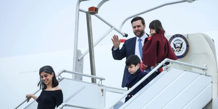 El vicepresidente de EEUU, JD Vance, hace su debut en el escenario internacional en una cumbre de Inteligencia Artificial de alto riesgo