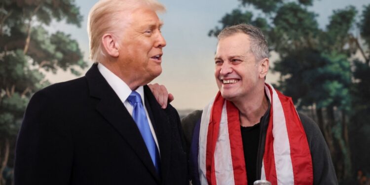 El presidente Trump recibió en la Casa Blanca a un maestro estadounidense liberado en Rusia