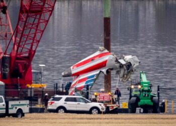 Trump culpa al «obsoleto» sistema de control aéreo por colisión de avión y helicóptero en Washington