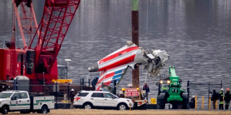 Trump culpa al «obsoleto» sistema de control aéreo por colisión de avión y helicóptero en Washington