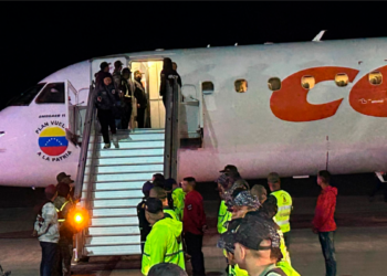 Llegan primeros aviones con deportados desde EEUU.