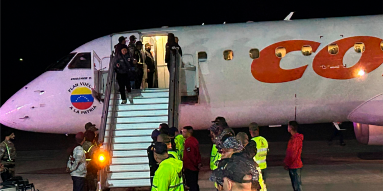 Llegan primeros aviones con deportados desde EEUU.