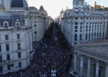 Miles se manifiestan en Argentina contra polémicos dichos del presidente Milei sobre LGBTQ+ y feminismo