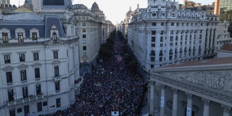Miles se manifiestan en Argentina contra polémicos dichos del presidente Milei sobre LGBTQ+ y feminismo