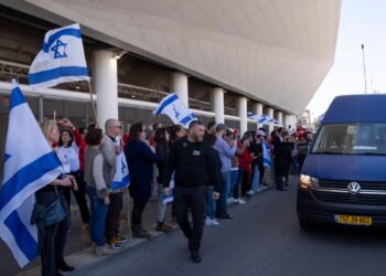 Israel entierra a rehén mientras comienzan negociaciones por alto al fuego