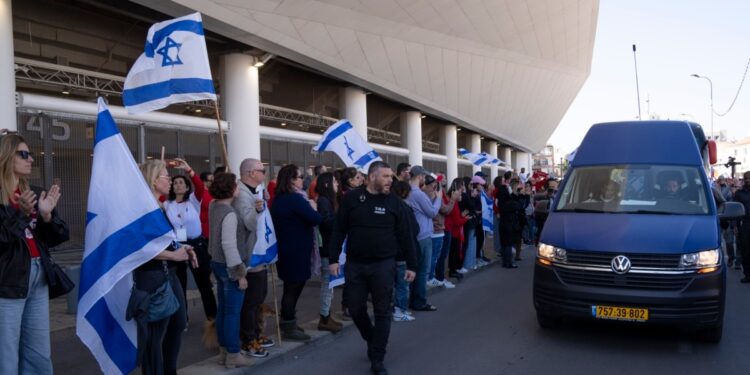 Israel entierra a rehén mientras comienzan negociaciones por alto al fuego