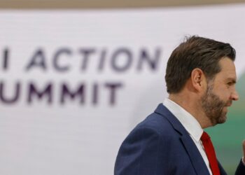 Vance critica «exceso de regulación» europea sobre IA en discurso visto como debut en escena internacional