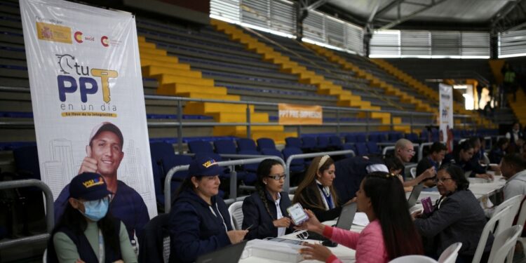 Puntos de regularización de migrantes venezolanos en Colombia cerrados por falta de recursos