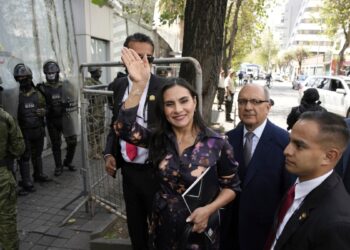 Tribunal suspende derechos de participación política de vicepresidenta de Ecuador por dos años