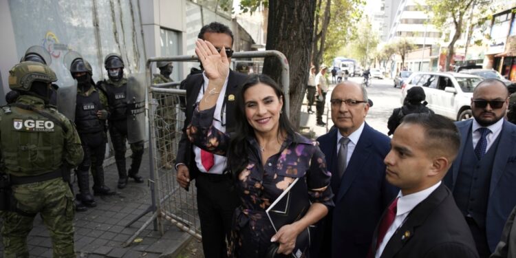 Tribunal suspende derechos de participación política de vicepresidenta de Ecuador por dos años