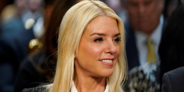 Senado de EEUU confirma a Pam Bondi al frente del Departamento de Justicia