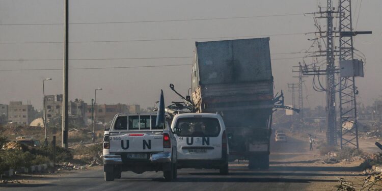 Israel abre el paso al norte de Gaza para palestinos a pie a por la carretera Salah al Din