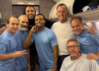 Enviado de Trump regresa de Venezuela con 6 estadounidenses que estaban arrestados