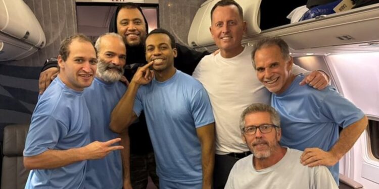 Enviado de Trump regresa de Venezuela con 6 estadounidenses que estaban arrestados