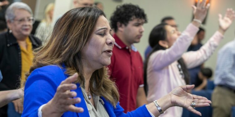 Grupos religiosos demandan a administración Trump para proteger lugares de culto de redadas migratorias