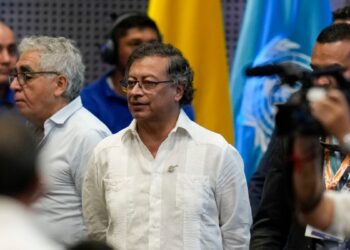 Renuncian dos altos funcionarios del gobierno colombiano por tensiones tras insólita reunión en vivo